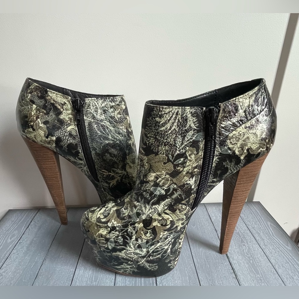 Aldo PREEN × Thornton Bregazzi Green
Print Platform Heels, Size 7.5/38